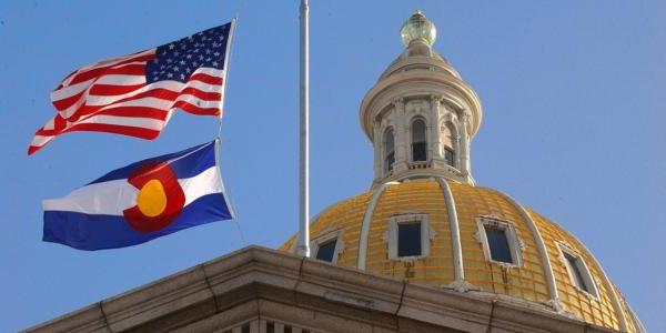 U.S. 科罗拉多州议会大厦上的州旗