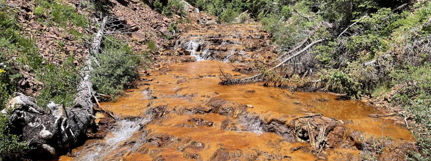 氧化铁污染了科罗拉多州西南部上东曼科斯河的河床